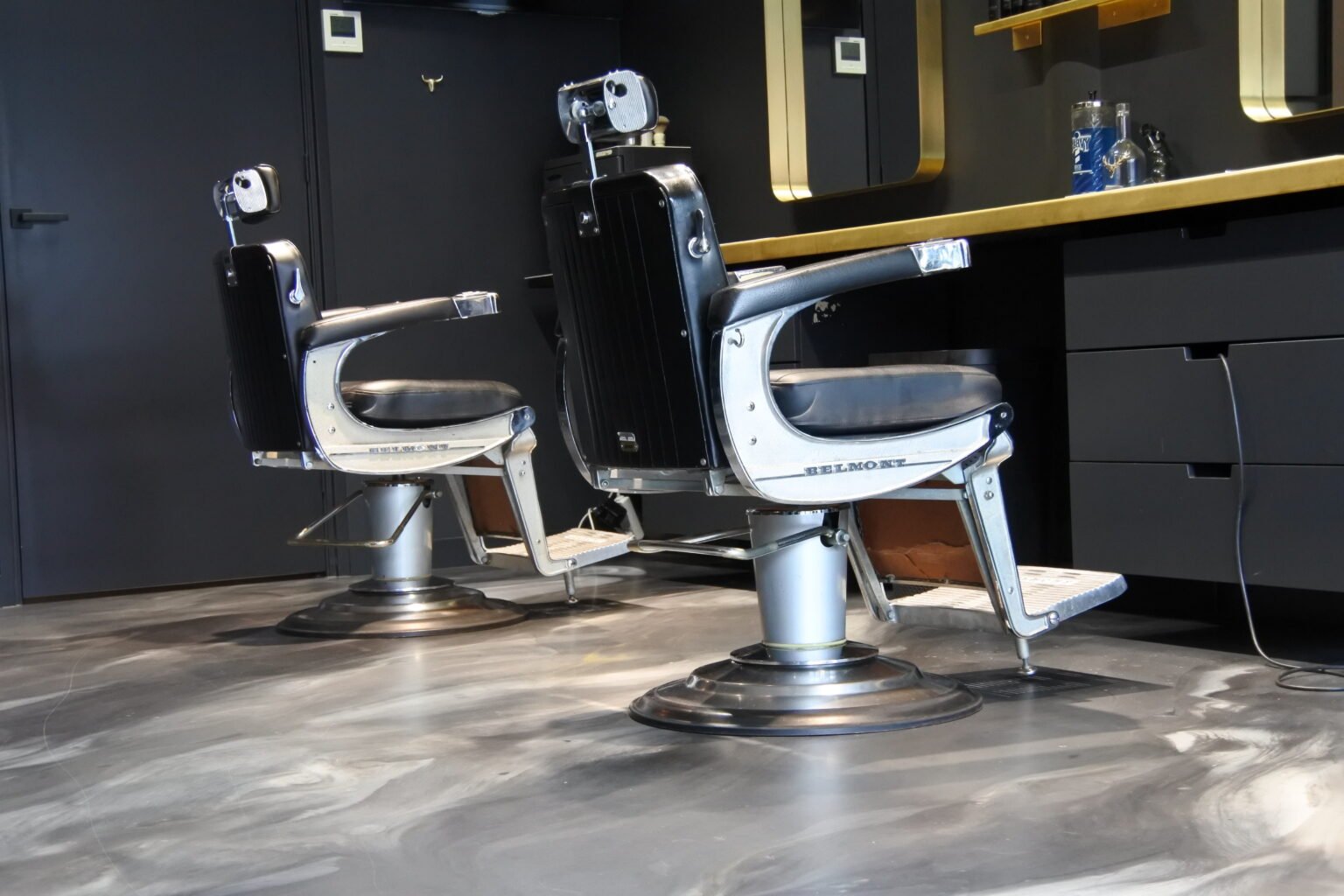Barberstoelen bij Cut The Bull 075 in Krommenie